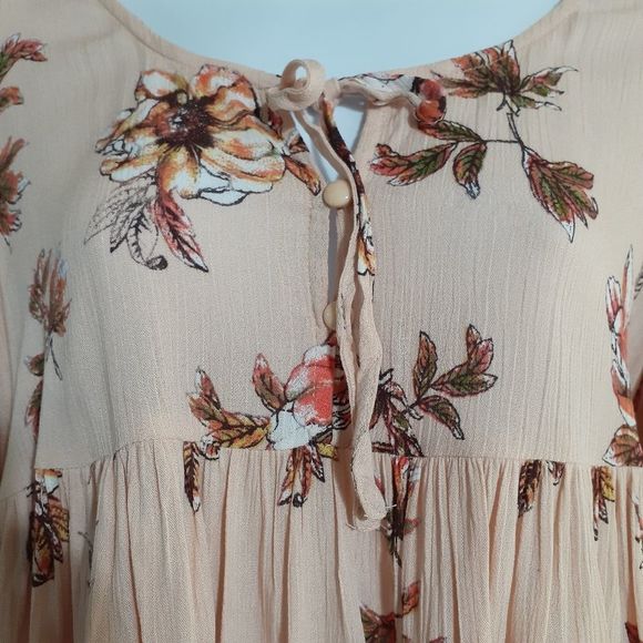 LF Seek the Label Coral Floral Babydoll Boho Cut Out Top Medium NWT - Picture 8 of 8